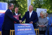 Podpisanie umowy z powiatem pilskim i przekazanie symbolicznego czeku