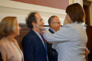 wicewojewa wręcza odznaczenia państwowe pracownikom UAM