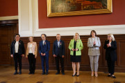 wspólne pamiątkowe zdjęcie z odznaczonymi pracownikami uczelni