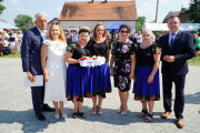 wspólne zdjęcie pamiątkowe wicewojewody z kołem gospodyń wiejskich