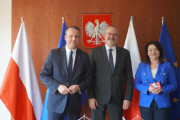 Wspolne pamiątkowe zdjęcie amabasadora z wojewodą i wicewojewodą