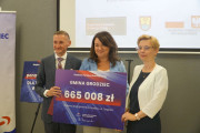 Pamiątkowe zdjęcie z symbolicznym czekiem