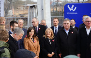 wojewoda wspólnie z zaproszonymi gośćmi, samorządowcami