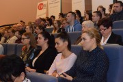 Studenci słuchają wystąpień podczas konferencji.