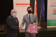 Wicewojewoda Bieniek przekazuje umowy samorządowcowi