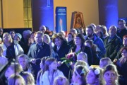 Wicewojewoda wielkopolski w tłumie gości podczas koncertu