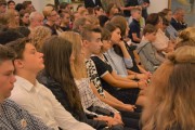 Wicewojewoda i uczennica czytają "Przedwiośnie" do mikrofonów.