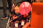 Widok malucha z balonem w wózku