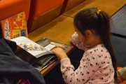 Dziewczynka czyta książkę Elizy Piotrowskiej