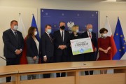 przekazanie samorządowcom z gminy Zagorów symbolicznego czeku przez wojewodę w obecności minister Maląg