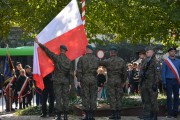Poczet sztandarowy z rozwiniętą polską flagą