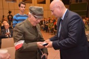 Wojewoda wielkopolski wręcza odznaczenie 