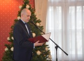 Dyrektor poznańskiego oddziału IPN prowadzi uroczystość odznaczenia kombatantów