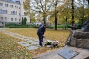 Premier składa z wojewoda kwiaty pod pomnikiem ofiar katynia i sybiru 