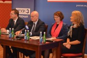 Uczestnicy konferencji siedzą przy stole.