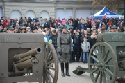 Rekonstruktor, tłum i dwie armaty historyczne. 