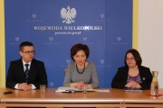 Wicewojewoda z dyrektorami wydziału polityki społecznej i zdrowia podczas konferencji prasowej.