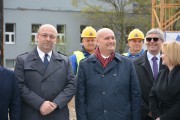 Wojewoda stoi z gośćmi uroczystości