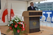Gość uroczystości przemawia zza mównicy