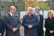 Wojewoda stoi wraz z gośćmi uroczystości