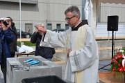 Ksiądz święci kamień węgielny