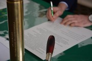 Zbliżenie podpisu rektora na dokumencie erekcyjnym