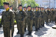 Żołnierze z bronią stoją w zbiórce w dwuszeregu i przygotowują się do marszu