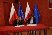 Wicewojewoda wspólnie z przedstawicielem samorządu podpisuje umowę na realizację programu Maluch plus.