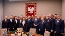 Wspólne zdjęcie wojewodów z dotychczasowym szefem resortu i nowo powołanym ministrem.