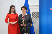 Wojewoda wręcz odznaczenia załużonej Wielkopolance