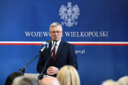 burmistrz Swarzędza przemawia na briefingu