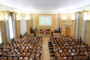 Widok auli Uniwersytetu Ekonomicznego ze studentami