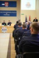 Zbliżenie na policjantów.