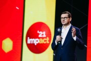 Premier przemawia na scenie Kongresu Impact 21