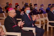 Wicewojewoda Maciej Bieniek i biskup Gądecki oklaskują studentów