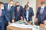 Premier ogląda przebieg obwodnicy