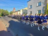 korowód orkiestry, strażaków oraz gości w drodze z kościoła pod siedzibę ochotniczej straży pożarnej w Ostrowitem