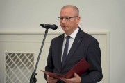 Wojewoda czyta list od minister Maląg