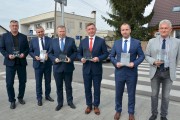 Wicewojewoda Bieniek wspólnie z gośćmi prezentuja statuetki