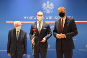 uhonorowany Złotym Medalem Opiekuna pozuje do zdjęcia z wojewodą