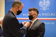 Wojewoda dekoruje odznaczeniem 