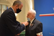 Płk Jan Górski odbiera odznaczenie