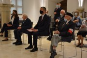 wojewoda z gośćmi zasiadają na krzesłach 