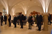 Uczestnicy uroczystości śpiewają hymn
