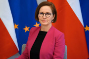 Nowa Dyrektorka Wydziału Prawnego Wielkopolskiego Urzędu Wojewódzkiego w Poznaniu - Małgorzata Drygas na tle flag Polski oraz Unii Europejskiej
