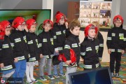 Dzieci ubrane w stroje strażackie. 