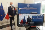 Wojewoda zabiera głos podczas konferencji prasowej