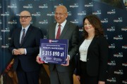 Od lewej - Zastępca Szefa Kancelarii Prezesa Rady Ministrów Zbigniew Hoffmann, starosta słupecki Jacek Bartkowiak, wicewojewoda wielkopolski Aneta Niestrawska