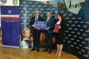 Od lewej - Zastępca Szefa Kancelarii Prezesa Rady Ministrów Zbigniew Hoffmann, wójt gminy Powidz Jakub Gwit, wicewojewoda wielkopolski Aneta Niestrawska