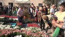 Goście targów oglają prezentację rękodzieła